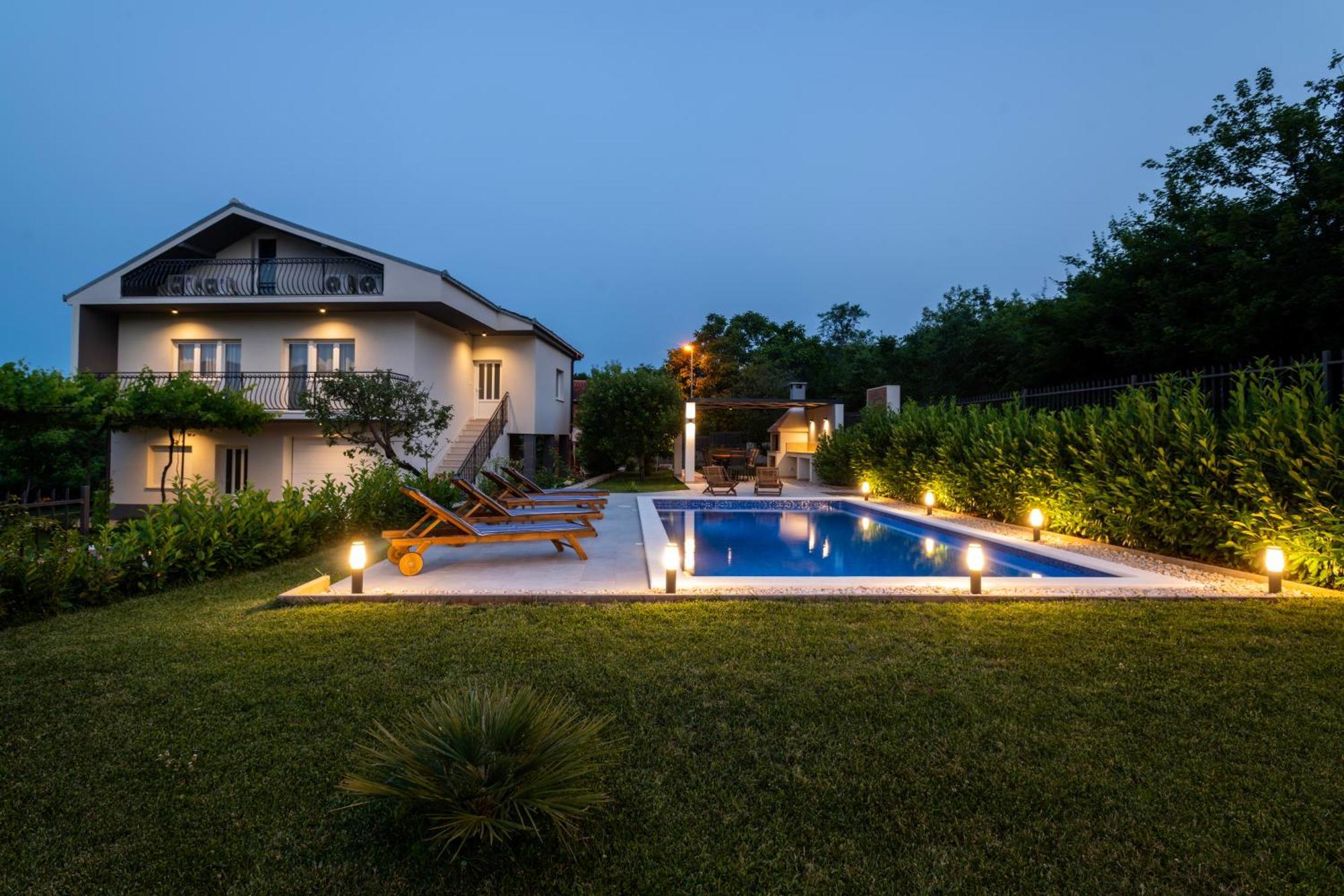 Villa Latica Dicmo Kültér fotó