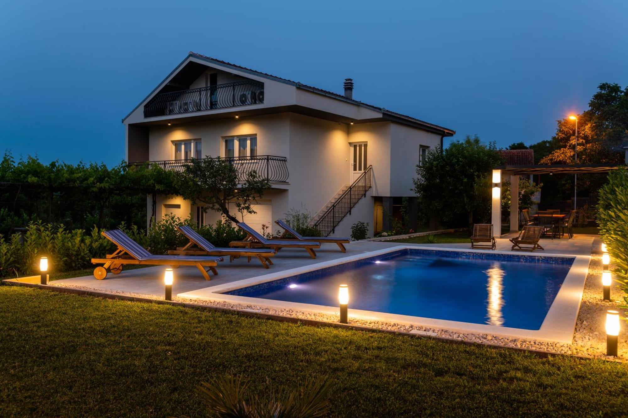 Villa Latica Dicmo Kültér fotó