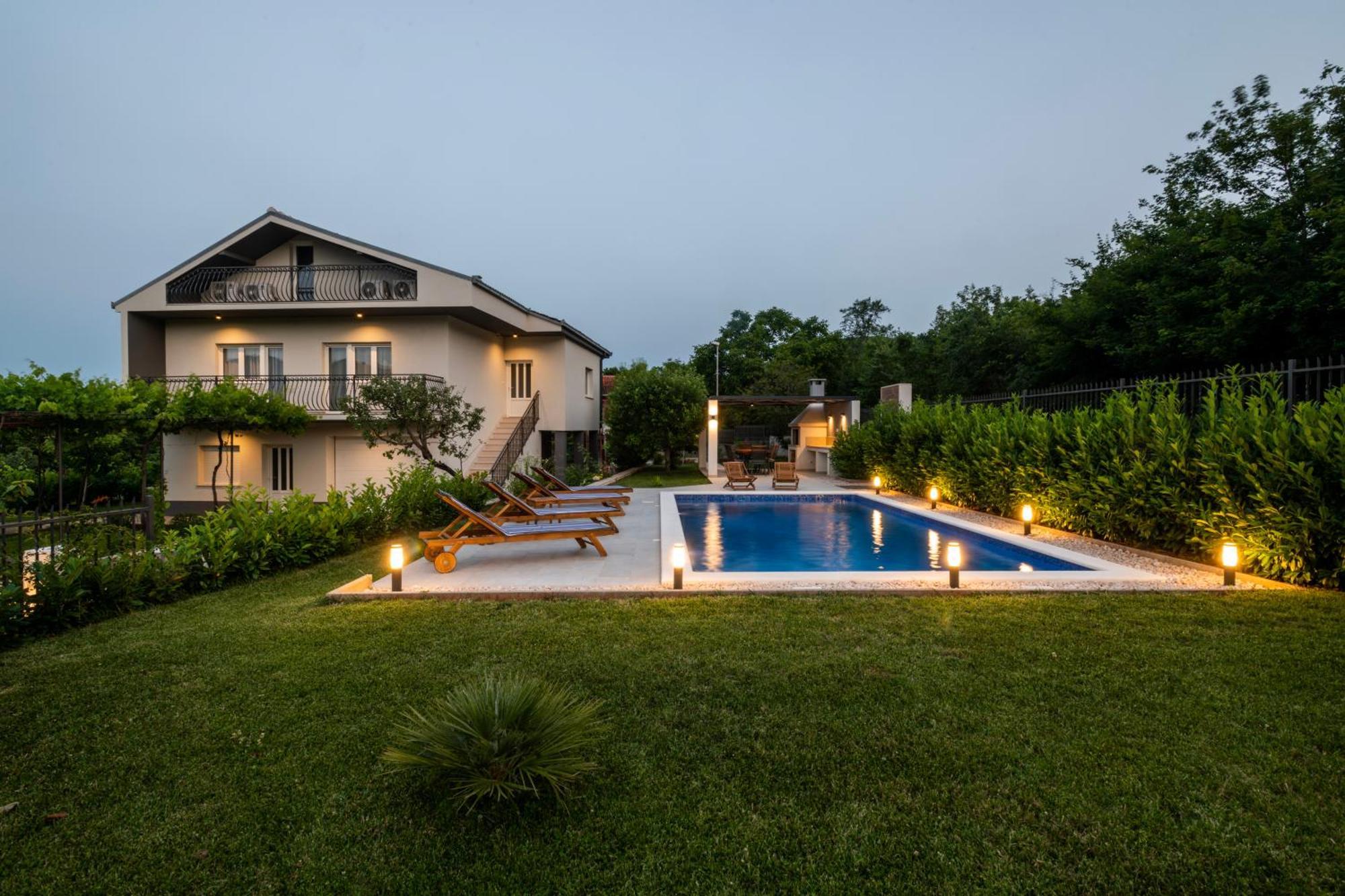 Villa Latica Dicmo Kültér fotó